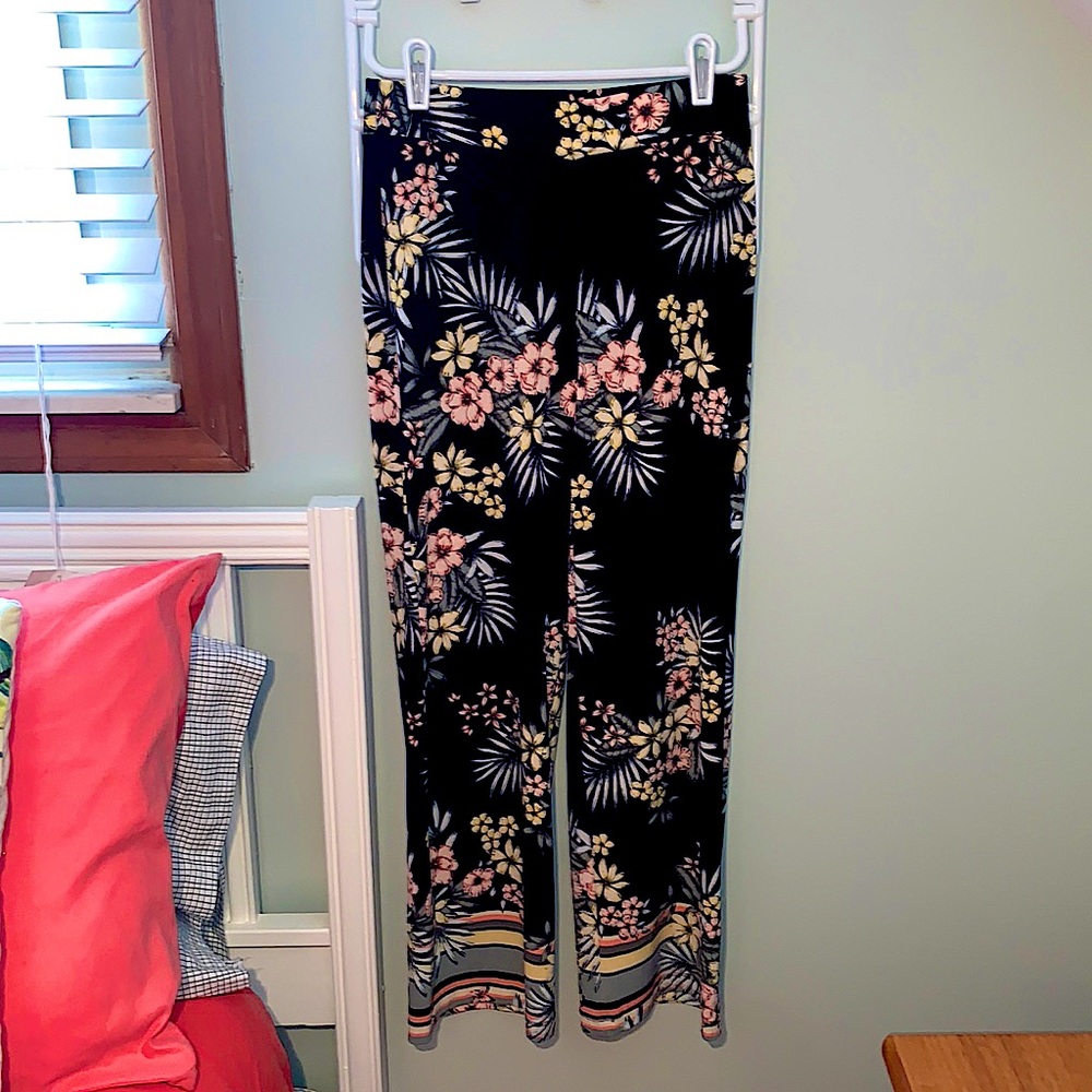 Roz & Ali black tropical palazzo pants- petite XS